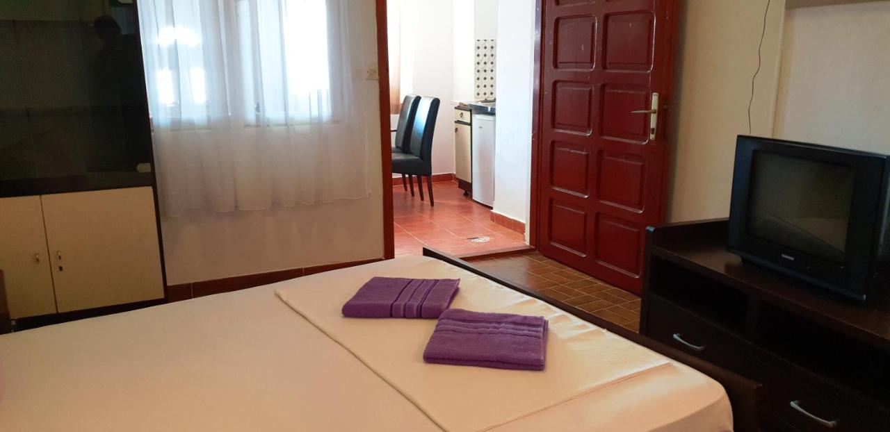 Apartments Prag Улцинь Екстер'єр фото