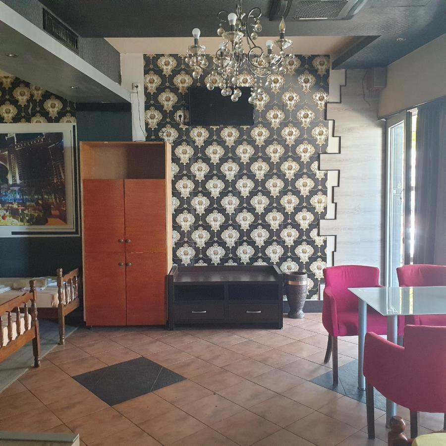 Apartments Prag Улцинь Екстер'єр фото