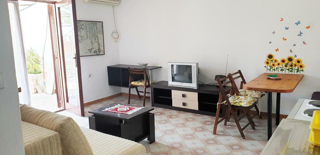Apartments Prag Улцинь Екстер'єр фото