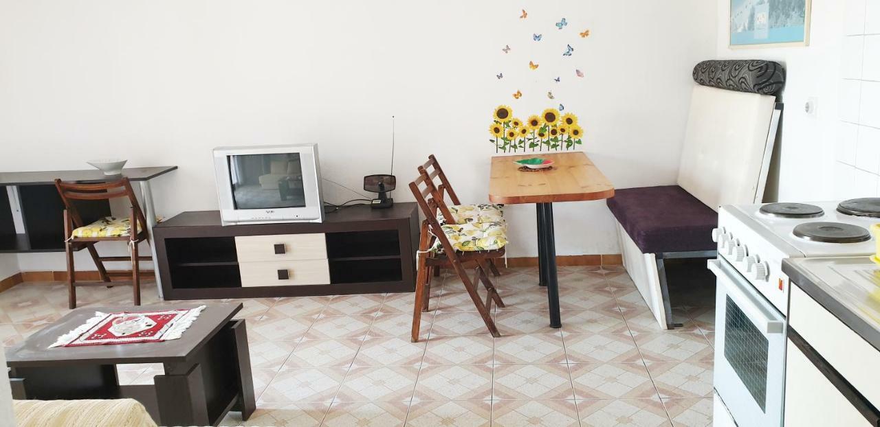 Apartments Prag Улцинь Екстер'єр фото