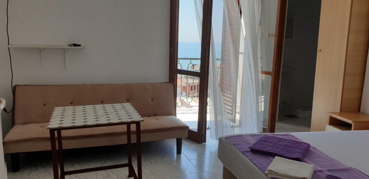 Apartments Prag Улцинь Екстер'єр фото