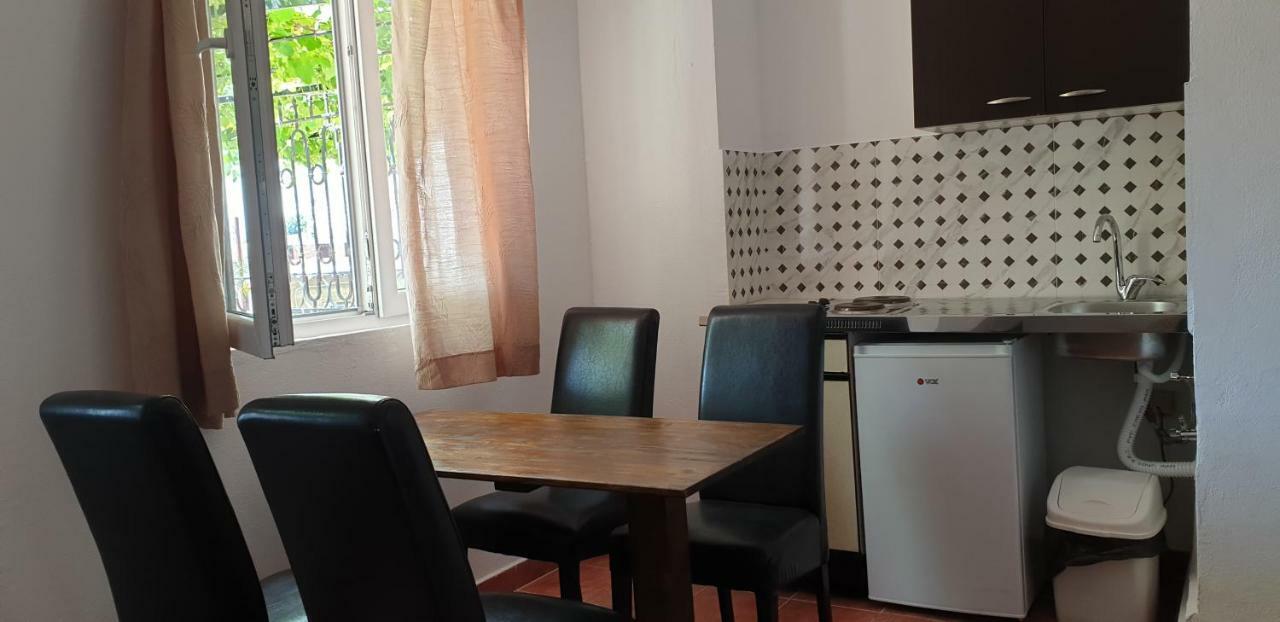 Apartments Prag Улцинь Екстер'єр фото