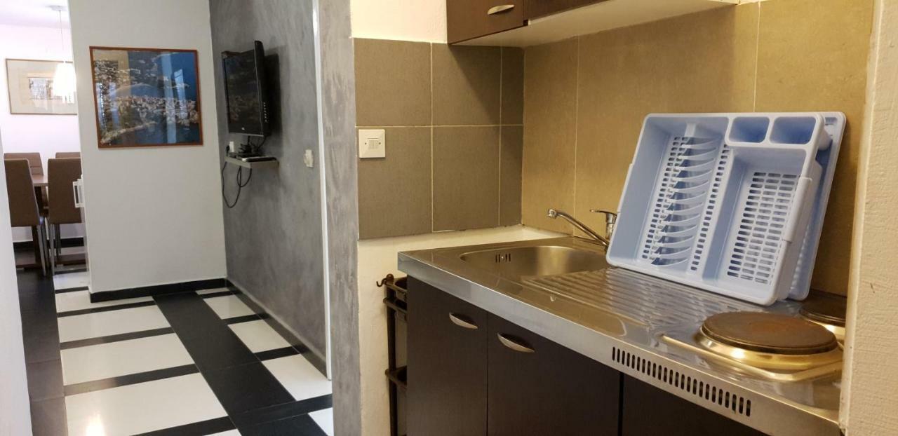 Apartments Prag Улцинь Екстер'єр фото